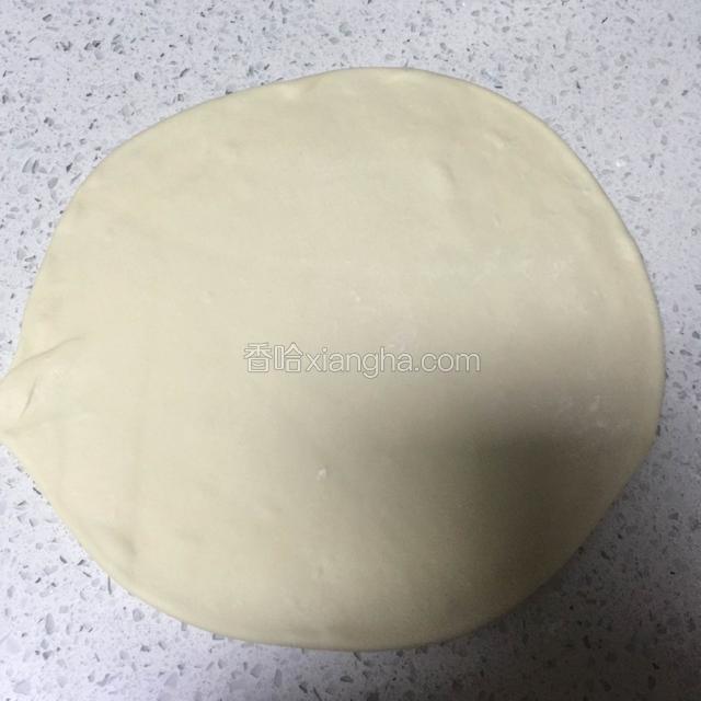 菜炒好后把面团擀开 擀成比硬币厚一点就行 锅里烧水准备揪面片