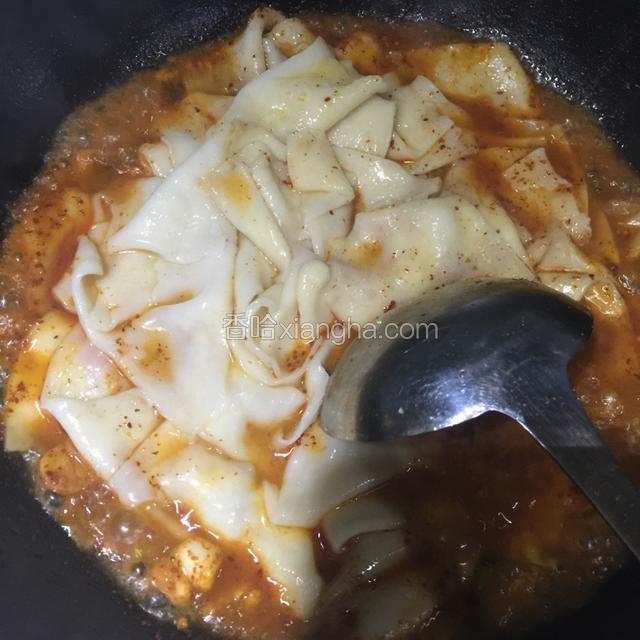 这个时候面片也好了 捞起倒入炒锅不用关火开始调味 加入盐酱油再放入之前炒好的菜即可 出锅前放上炒好的鸡蛋