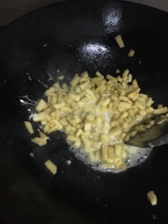 锅里放入20克黄油，倒入苹果丁炒至软，加入适量对水的淀粉，快速拌匀