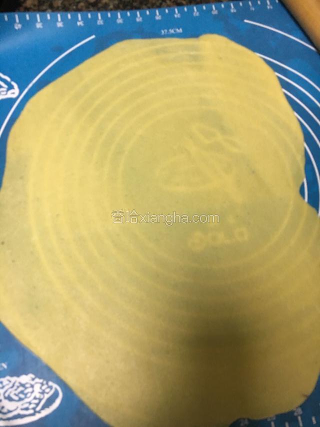 冰箱把面团拿出揉几下，然后扞成薄片
