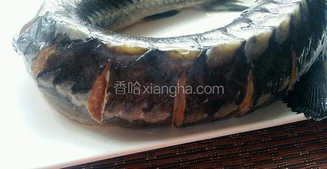 在鱼的侧面划几刀，更好的入味。