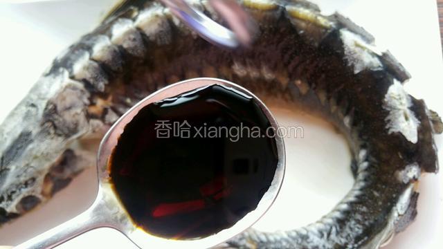 把蒸鱼豉油淋在鱼身上，我用了2大勺。