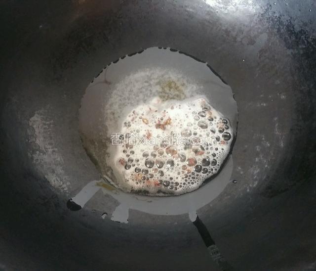 把葱姜丝，小米椒放在鱼身上。热油下入花椒爆香 ，捞出花椒不用，把油淋在葱姜丝上。