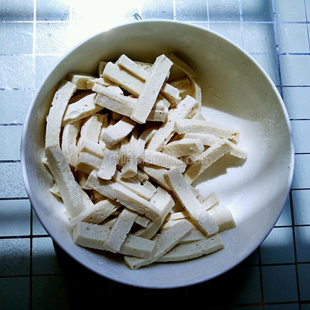 千页豆腐洗净，切粗条，加少量干淀粉拌匀。