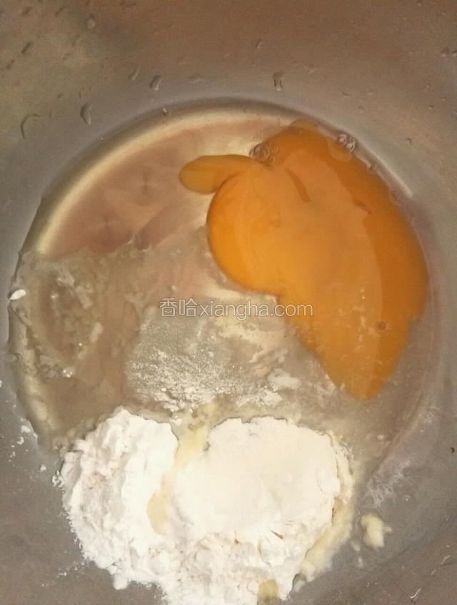 面粉和蛋液均匀搅拌成糊