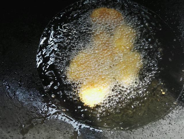起油锅小火将香蕉片炸至金黄色即可