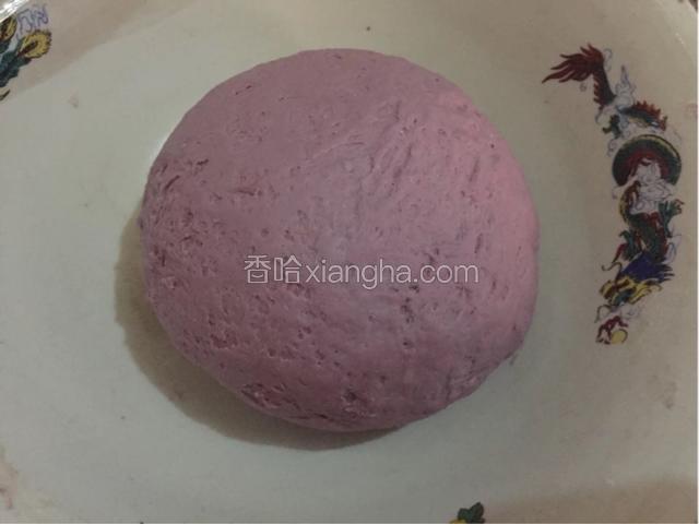 1.以紫薯为例，将酵母用少量温水化开，加入面粉，分次少量的加入紫薯和成面团静置一到两个小时发酵。2.菠菜汁加入面粉和酵母和成绿色面团，3.苋菜汁加入酵母和面粉和成粉色面团，4.胡萝卜汁加入酵母和面粉和成橘黄色面团5.南瓜加入酵母和面粉和成黄色面团。
制作康乃馨花朵：
