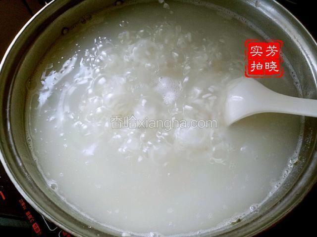 水烧开，把泡好的米下锅煮