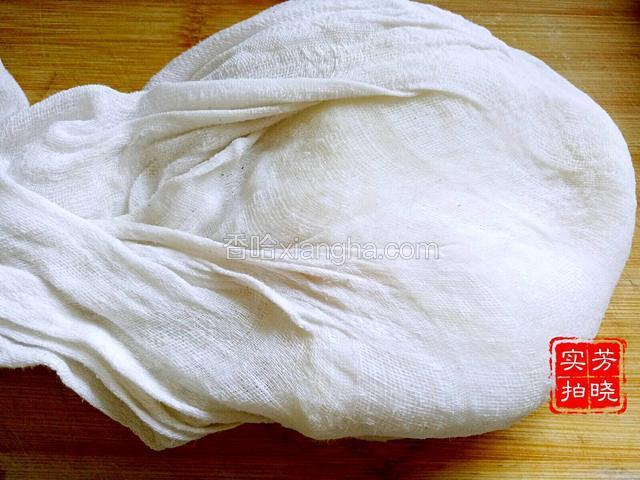 拿个大的纱布把米饭包着揉，揉绵，用纱布包着是为了不粘手。