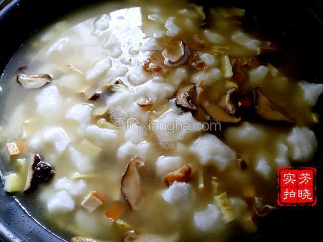 水开后放入捏好的饭团