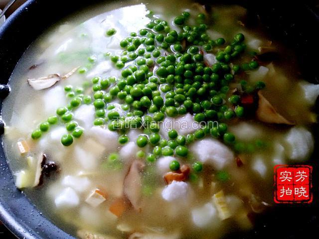 再加入碗豆煮一会，煮到饭团吃起来完全没有夹生。