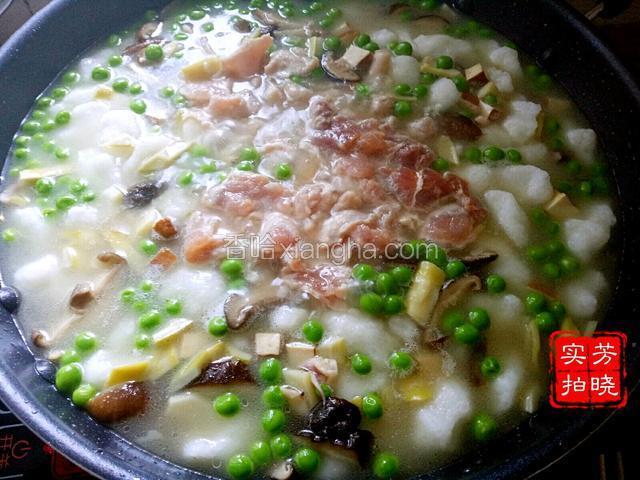 最后加入瘦肉，煮一会调好味道就可以了。