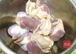 咸菜炒鸡胗花的做法图解3