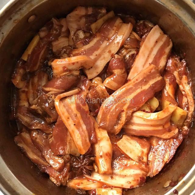 徒手将肉与调料拌匀，搅拌按摩五分钟。如果太干，加些清水，否则难以腌制入味，而且加入米粉后太干无味。以容器底部剩余一公分液体为宜。拌匀后，腌制2小时。