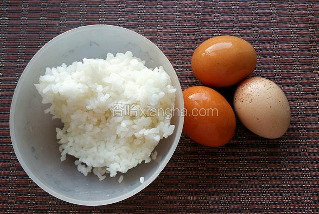 如图准备食材，米饭的多少决定用几个鸡蛋