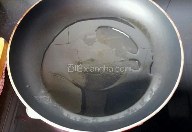 锅中加入适量的油，热锅冷油。
