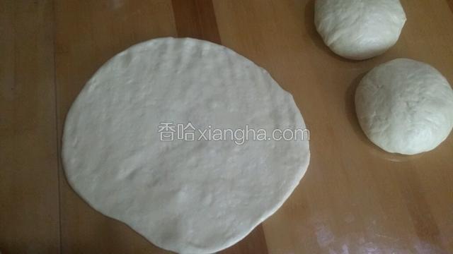 用手轻轻的按扁 排气