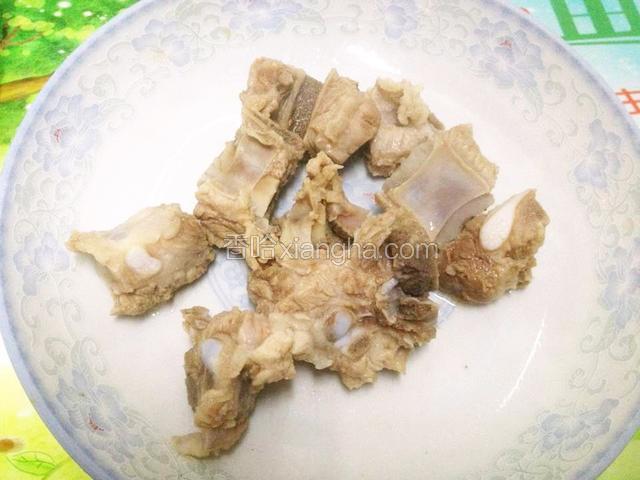 排骨焯水.
