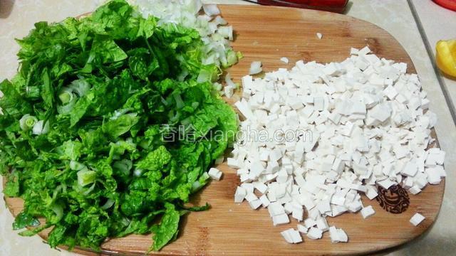 小青菜洗净切碎，豆腐切小丁