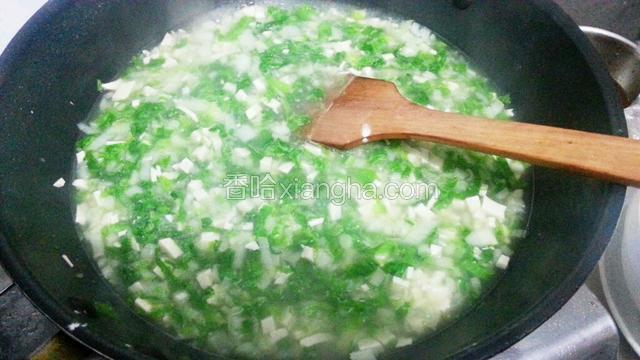 然后倒入水淀粉进行勾芡