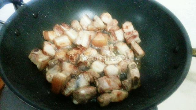 炸至金黄色，将肥肉的油炸出来