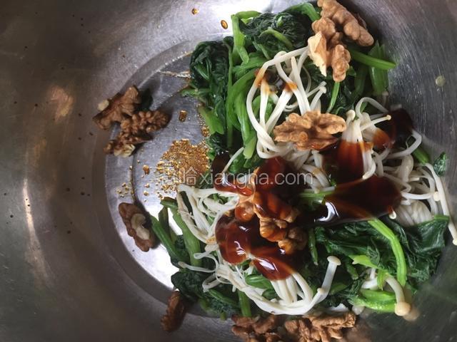倒入蚝油，生抽，盐，糖。