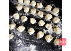 香葱猪肉锅贴~的做法图解2