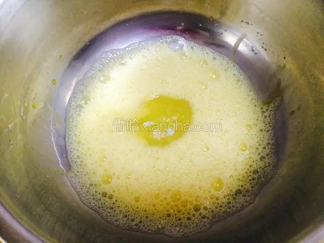 鸡蛋打散加白糖搅拌均匀。