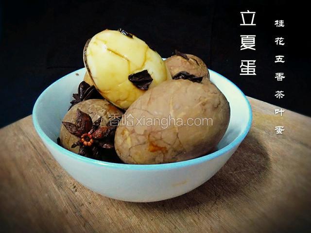 剥一个桂花五香茶叶蛋尝尝吧。滑溜溜的鸭蛋带着浓浓的桂花香，特别清香。