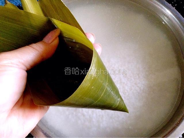 将粽叶折成漏斗形。