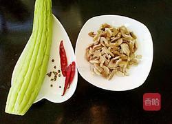 核桃仁炒苦瓜的做法图解1