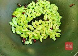 核桃仁炒苦瓜的做法图解9