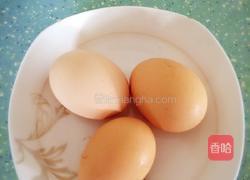 鱼肠煎鸡蛋的做法图解1