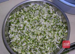 槐花鸡蛋饼的做法图解1