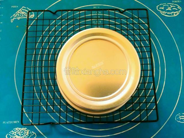 入提前预热好的烤箱120度60分钟即可，取出震出热气，迅速倒扣