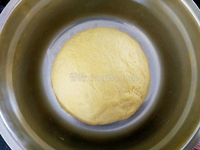 用手揉成稍软面团，觉得干就再一点点加牛奶，和好的面团比做馒头更软点就行。（牛奶没有给出具体量，边加边揉以不沾手为宜）