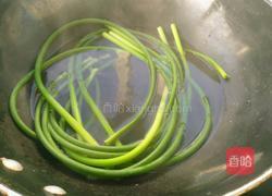 凉拌手撕蒜苔的做法图解2