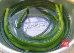 凉拌手撕蒜苔的做法图解3