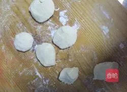 Illustration of how to make potato and leek stuffed buns 4