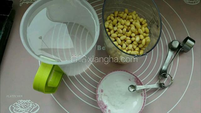 黄豆泡上8-10个小时洗净，盐卤称重，水备齐