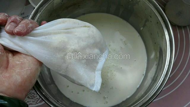 拧出豆浆放入盆中（豆渣留下放一边）