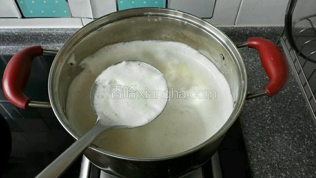然后用小火煮开，用勺子去净表面浮末