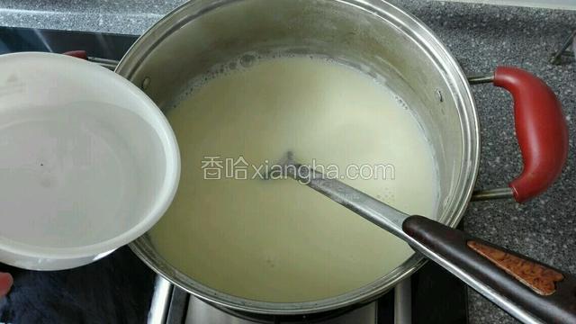 开锅后在煮几分钟，关火降制90度左右，用提前泡开盐卤顺着锅边一点一点加入，一边加盐卤一边用勺不停搅动