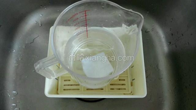 盖上盖放上一杯水压10分钟即可成型
