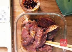 洋葱煎猪颈肉的做法图解3