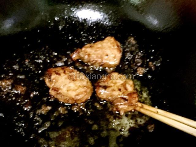 锅内加黄油，大火煎，每面煎2分钟左右。出锅