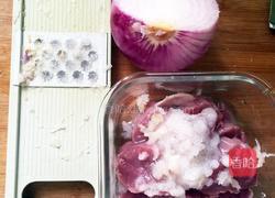 洋葱煎猪颈肉的做法图解2