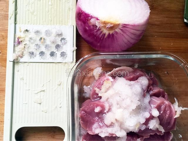 洋葱擦末加入猪肉
