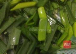 蒜苗炒肉的做法图解1