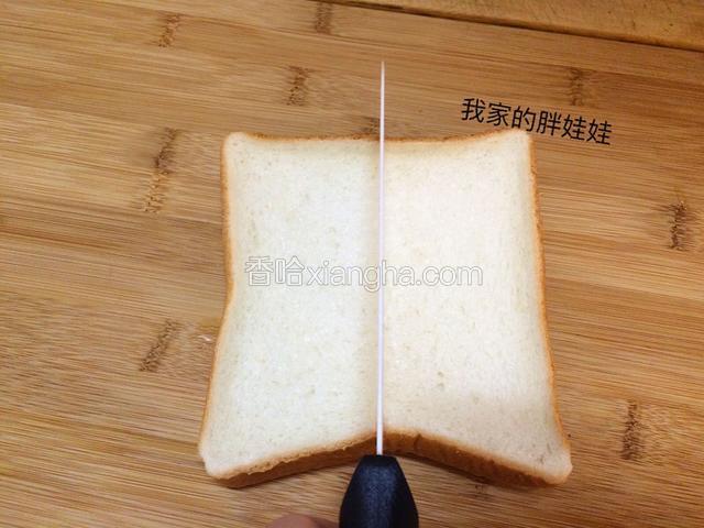 一片厚吐司从中间切开